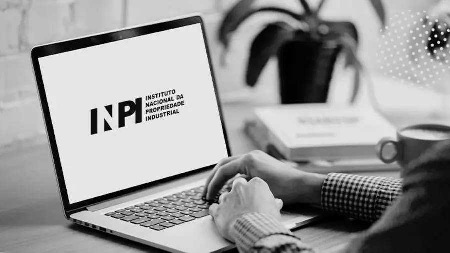 Notebook com o site do INPI aberto